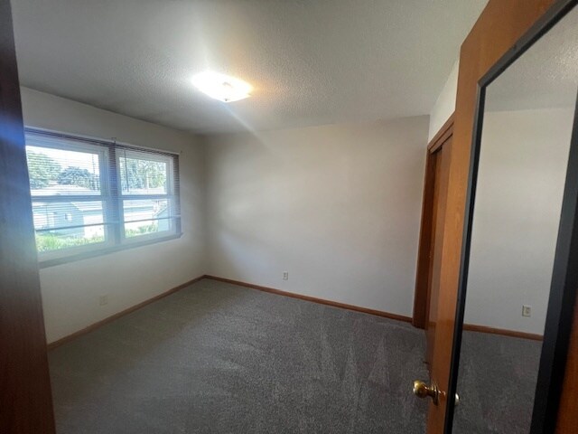 Dormitorio grande con dos armarios. - 607 Hood St