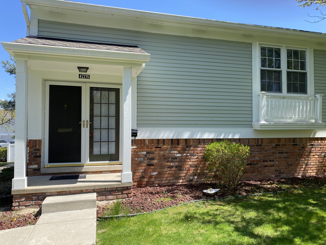 Primary Photo - 42215 Pellston Dr