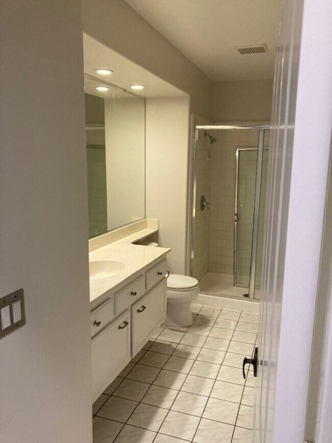 Building Photo - 3 Bedroom 3 Bath Home Located in the gated...