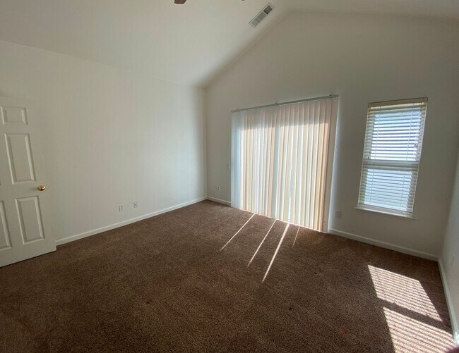 Foto del edificio - 566 Versailles Ln