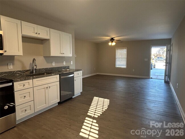 Foto del edificio - 3303 Paul Elmore Rd