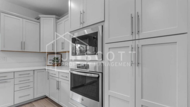 Foto del edificio - Modern 4-Bedroom Home with Upgraded Kitche...