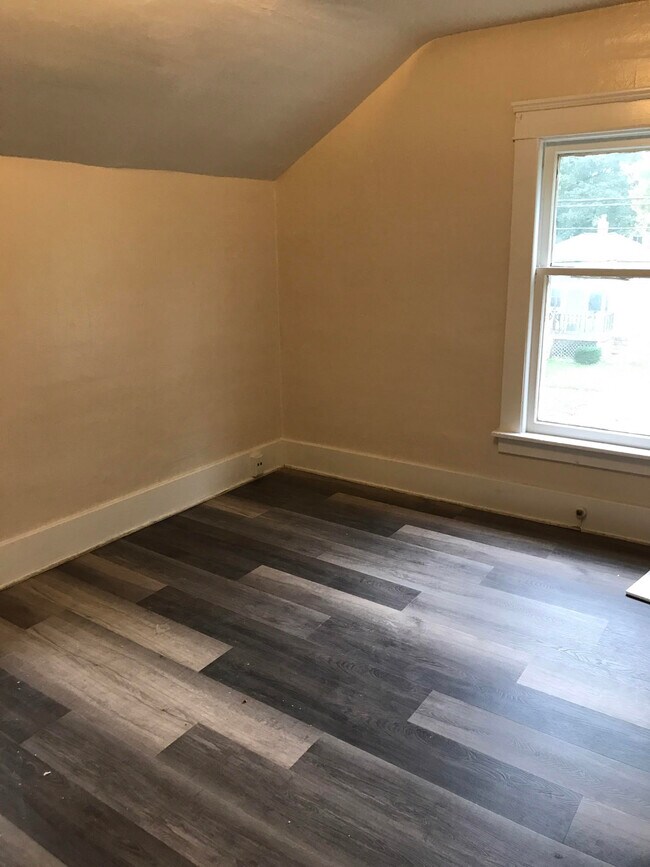Living Area - 414 N Francis Ave