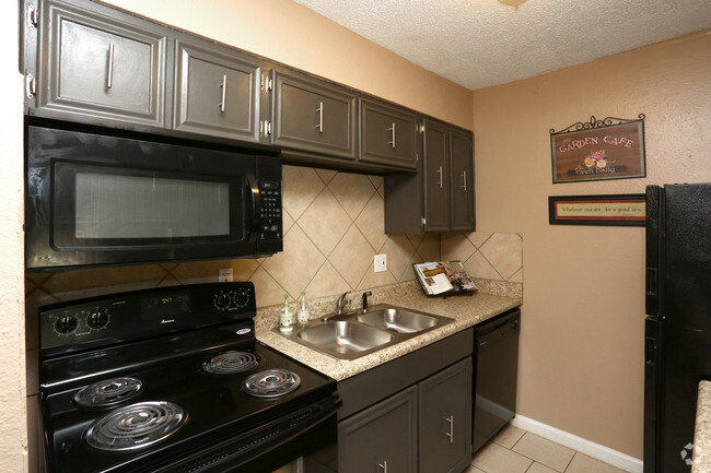 1BR, 1BA - 696SF - Kitchen - Solare Apartment Homes