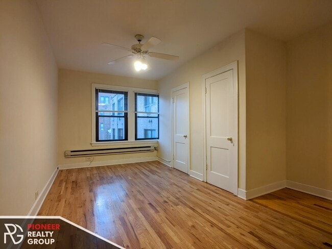 Building Photo - 546 W Wellington Ave