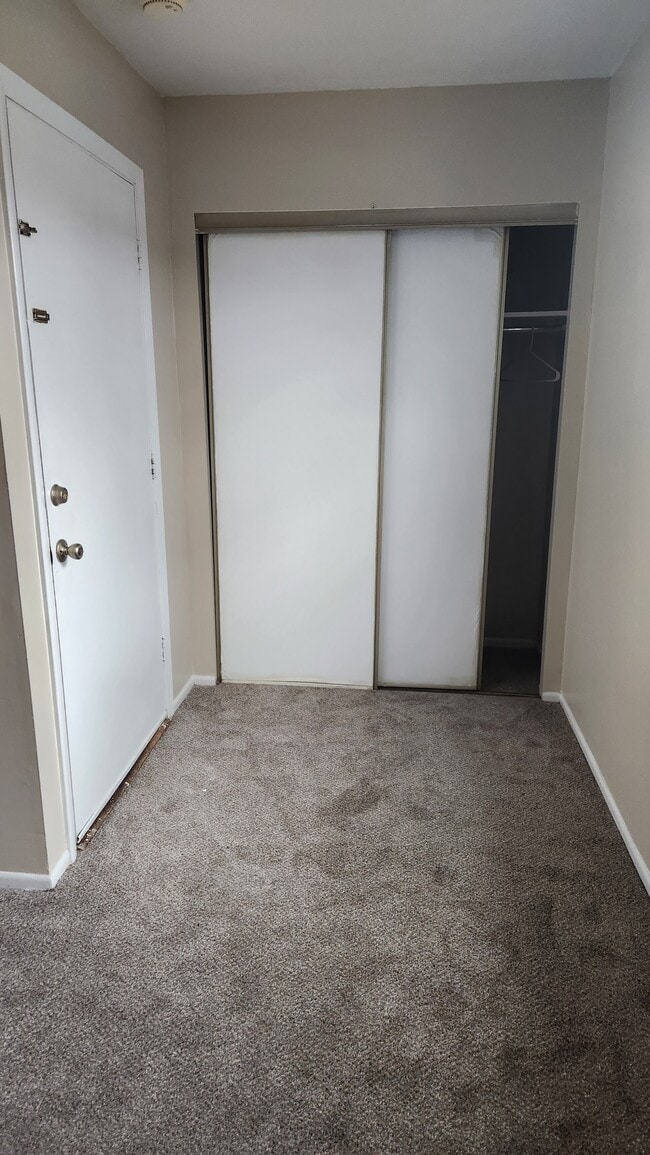 Apt. Entry - 1100 Vincent Rd