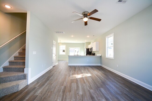 Building Photo - Gorgeous 2 Bedroom Townhome in Beachside Village