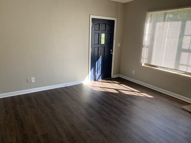Foto del edificio - Charming & Newly Renovated 4-Bedroom, 2-Ba...