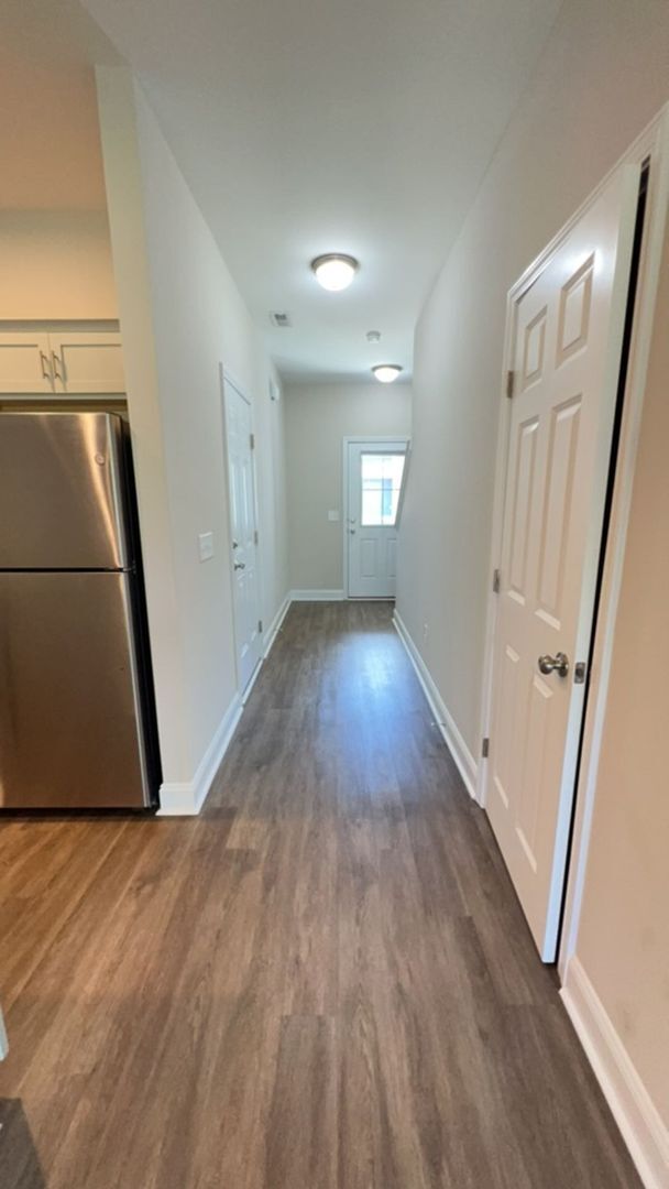 Building Photo - Beautiful 2 bedroom, 2.5 bath Townhouse
