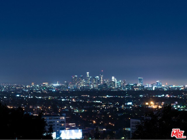 Foto del edificio - 8740 St Ives Dr