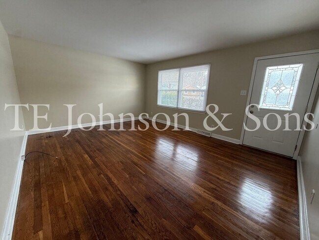 Foto del edificio - Charming 3 Bedroom Home with Hardwood Floors and Large Backyard in Winston-Salem