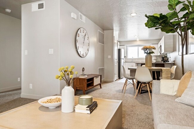 Building Photo - Top Floor 2 Bed 1 Bath