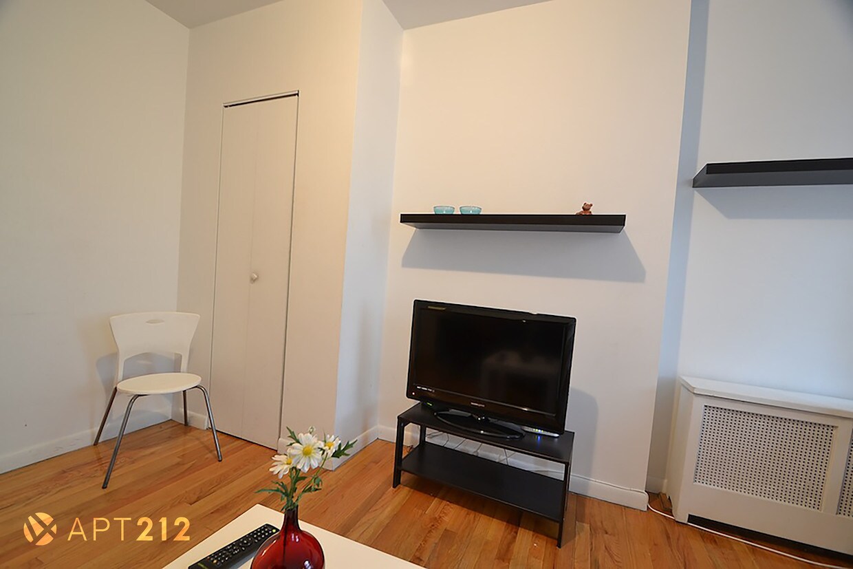 Primary Photo - 426 E 77th St
