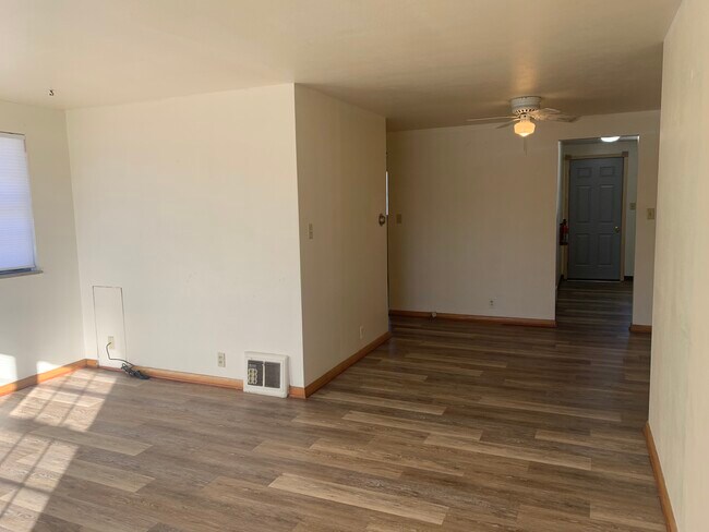 Building Photo - 715 W Ridge Rd