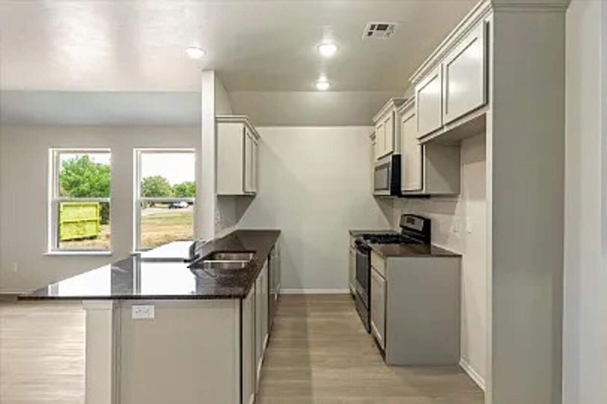 Foto principal - Modern 2-Bed, 2-Bath Duplex in Lawton View...