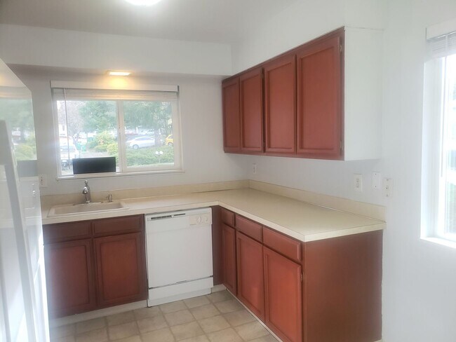Foto del edificio - Wonderful Two-Level Beaverton Home with Backyard and Greenspace