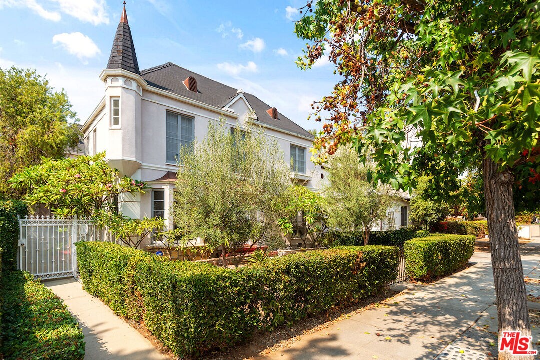 Foto principal - 823 N Edinburgh Ave