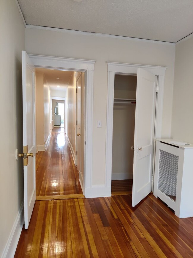 Building Photo - 8 Barrows St