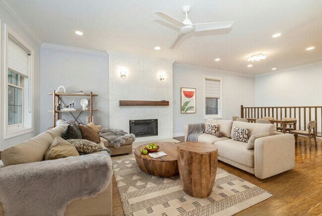 Sala de estar de la planta superior - 849 W Lakeside Plz