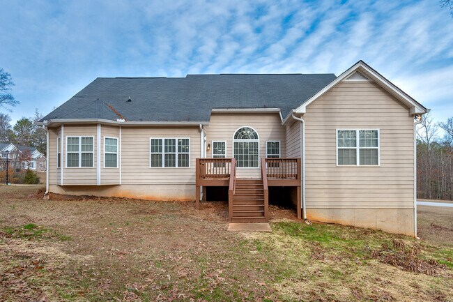 Building Photo - Huge 2 Homes in 1 with 2 full kitchens