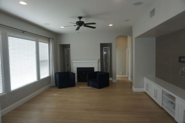 Building Photo - Huge Estate Home With Panoramic Views