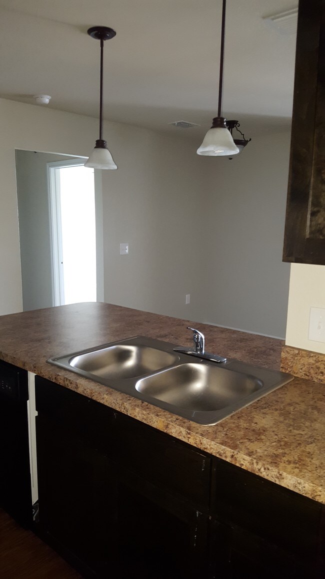 Cocina con vista al comedor - Riverside Village Apartments