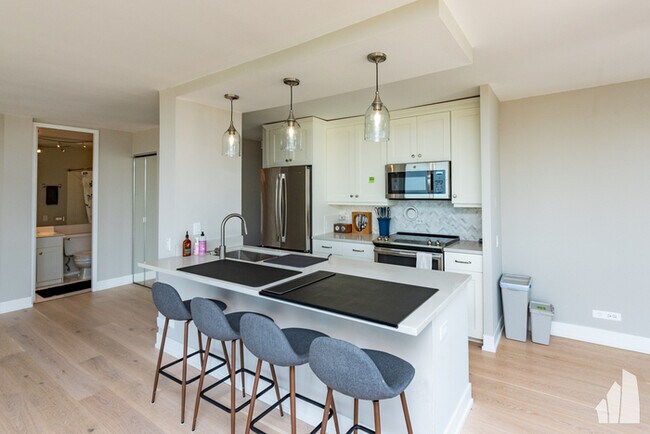 Foto del edificio - Breathtaking 2 bed, 2 bath condo with Elev...