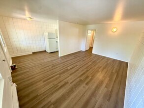 Building Photo - 509 S Bryan Ave