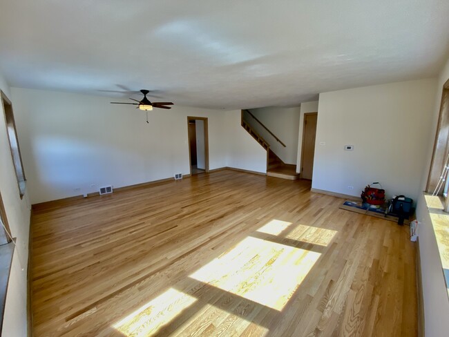 Building Photo - 716 N La Grange Rd