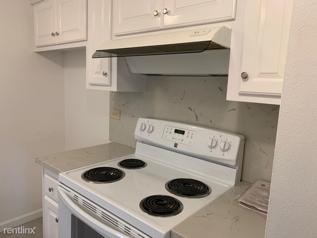 Building Photo - 5420 Roundtree Ct