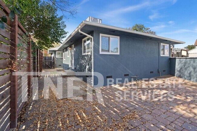 Building Photo - Tahoe Park 2 Bedroom Duplex