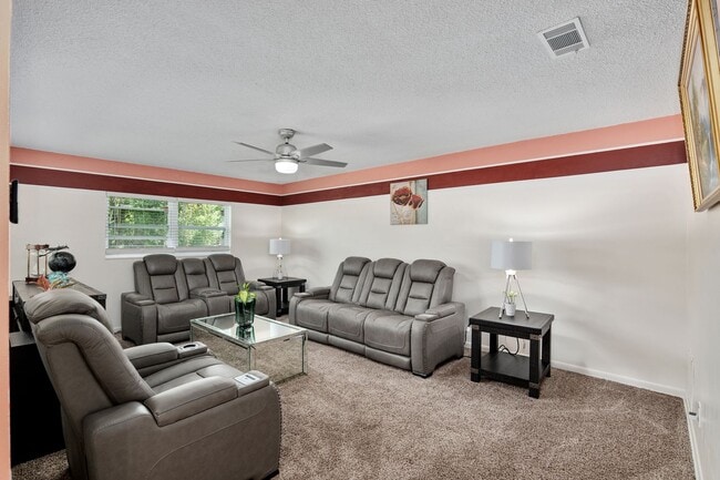 Building Photo - Beautiful 4/3 home With Attached Mother In...