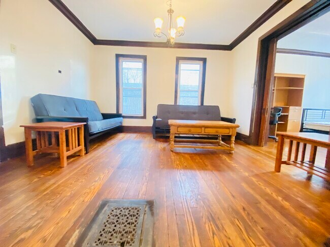 Foto del edificio - 1337 Madison St