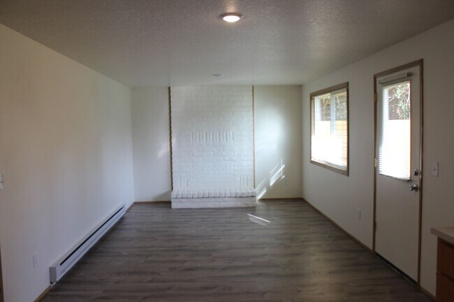 Building Photo - 3 bedroom 1 bath home in Hillsboro near Max line