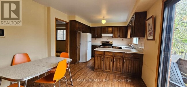 Building Photo - 1282 Dexter Crescent