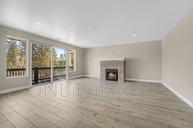 Building Photo - 781 N Forest View Dr