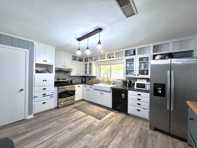 Building Photo - PRE-LEASING Summer 2026!! | Spacious 3-Bedroom with 2 Baths in the Heart of Lubbock