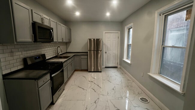 Kitchen View 1 - 410 N Wanamaker St