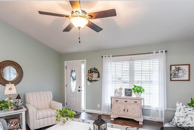 Building Photo - HELLO Georgeous 3 bdrm, 2 bath Single Fami...