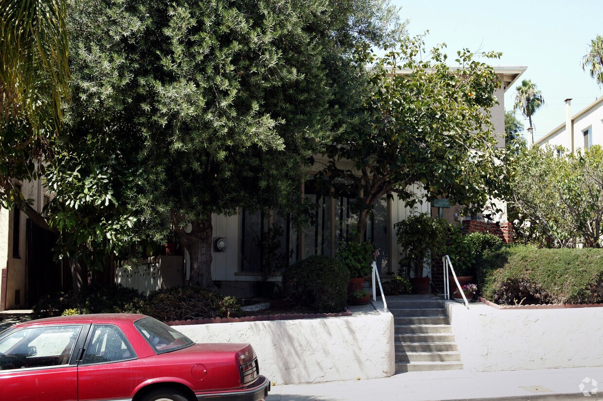 Building Photo - 221 Quincy Ave
