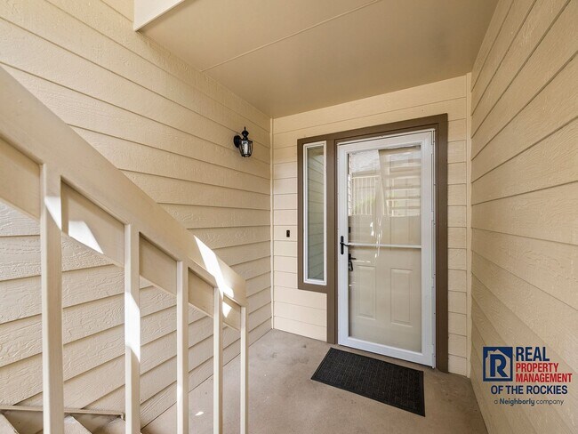 Foto del edificio - Charming 2-Bedroom, 1-Bath Garden-level Condo