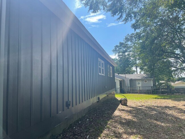 Building Photo - Newly Renovated Home Off S. Milledge!