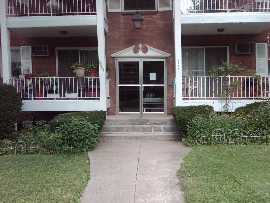 front - 2401 Grandview Ave