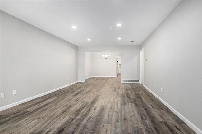 Building Photo - 2808 Golfing Green Dr