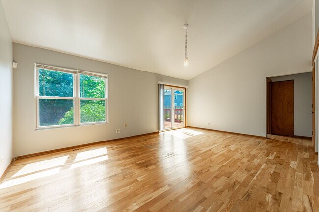 Building Photo - 220 Longford Ct
