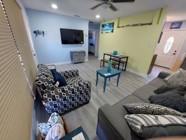 Foto del edificio - Charming  Renovated 3 Bed Home with Spacious Yard in Pinellas Park!