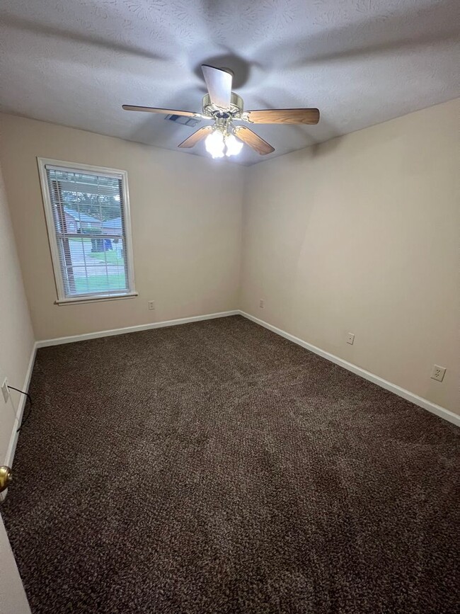 Building Photo - Duplex Close To Campus!