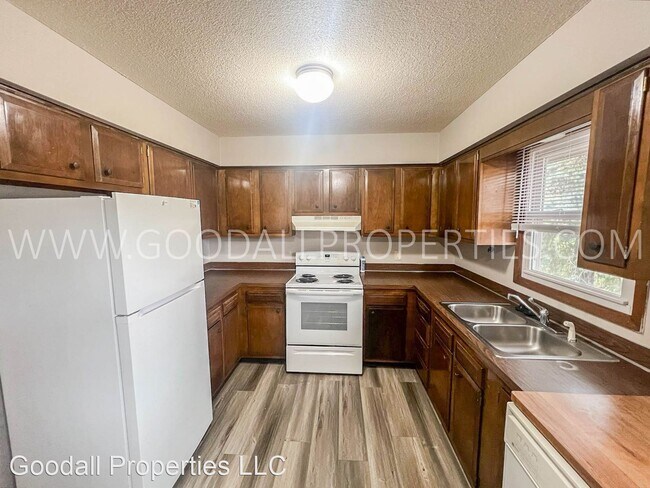Building Photo - 2 br, 1 bath House - 502 SE Magazine Rd