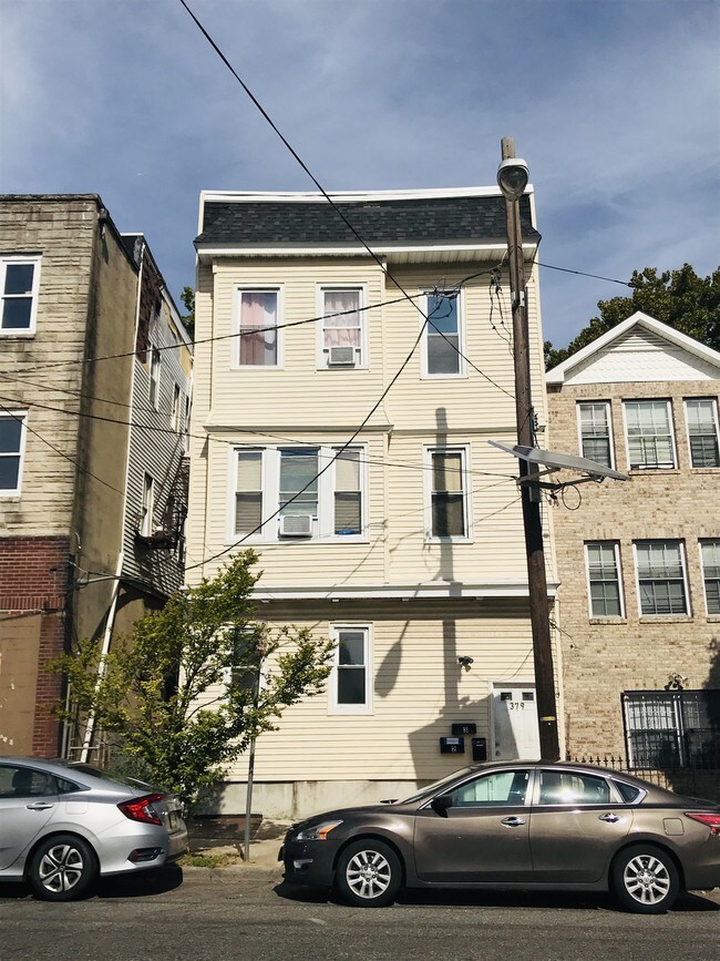 Foto del edificio - 379 Hawthorne Ave