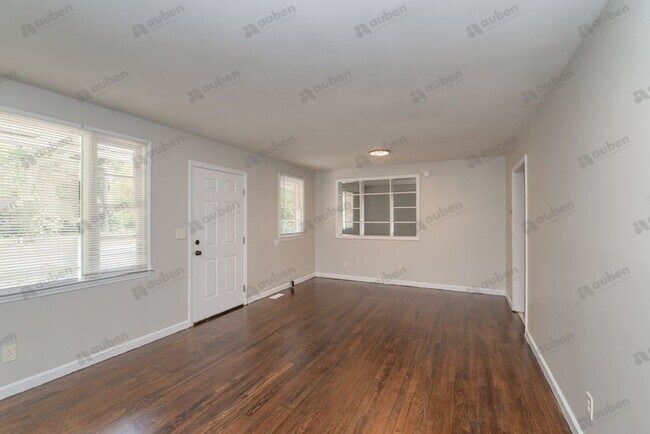 Building Photo - Newly Renovated & Spacious Home w/ Bonus Room